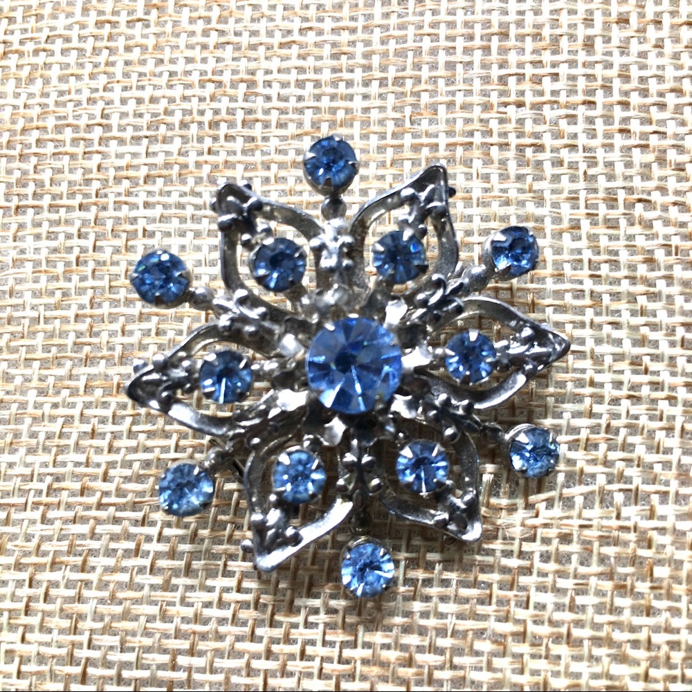 Beautiful Vintage Blue Rhinestone Brooch - Picture 5 of 5